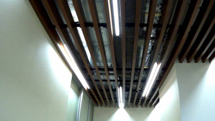 Кубообразный реечный потолок в офис