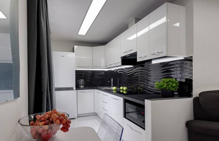 Белый кухонный гарнитур на заказ в узкую кухню с черной столешницей и фартуком