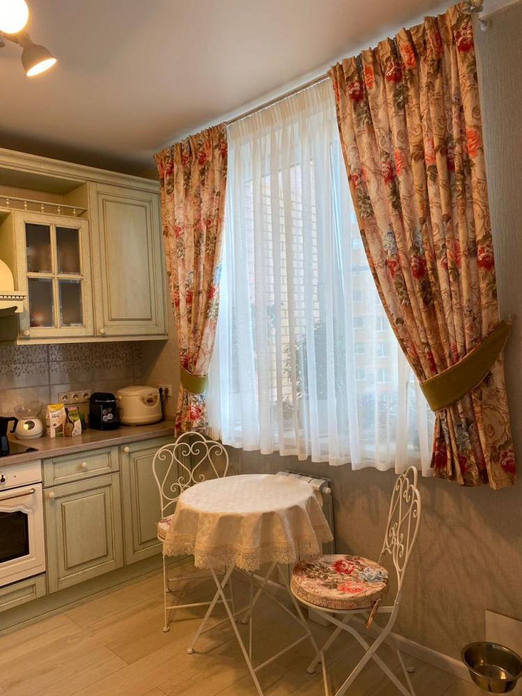 Портьеры, тюль, скатерть и подушечки на стулья в пространстве кухни
