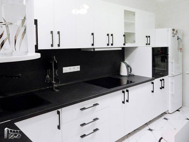 Бело-черная глянцевая кухня