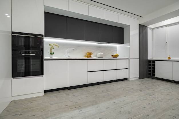 Роскошная бело-черная современная мраморная кухня