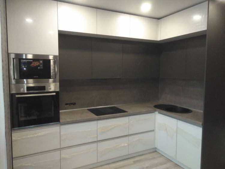 Угловая бело-черная кухня из ЛДСП Egger и акрила (пример