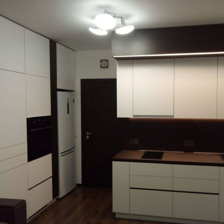Невероятной красоты составной кухонный гарнитур в квартире-студии