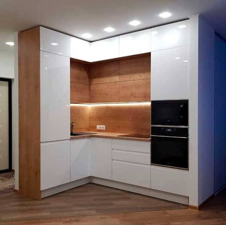 Маленькая кухня с двойным верхом до потолка на заказ по индивидуальному проекту в Москве и М