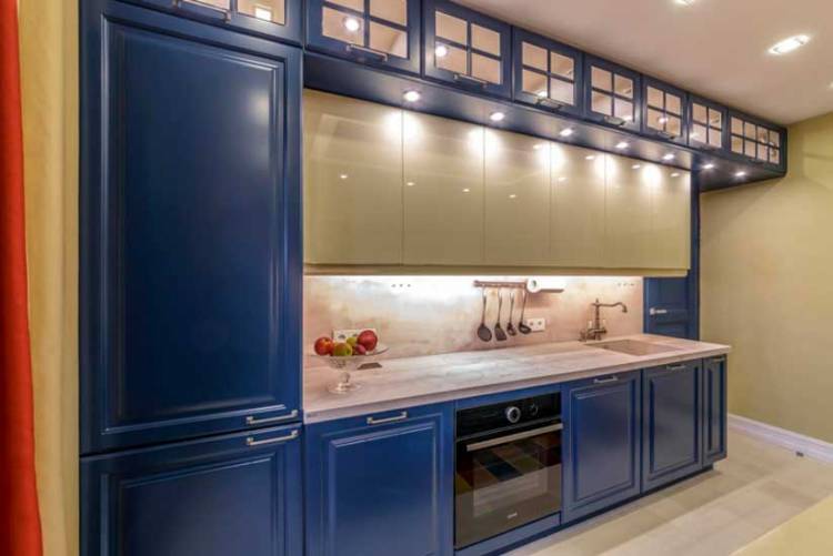 Синяя кухня до потолка с двойным верхнем шкафом на заказ по индивидуальному проекту в Москве и М