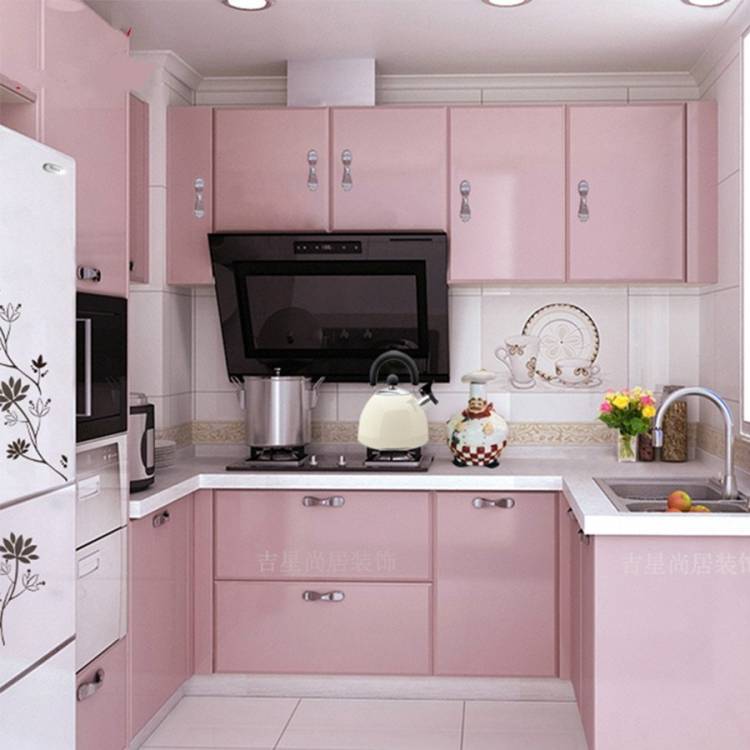 Белая кухня розовые стены
