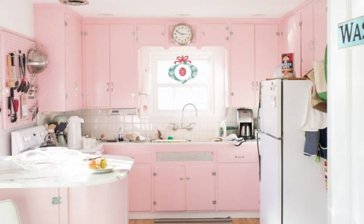 Бледно-розовая кухня