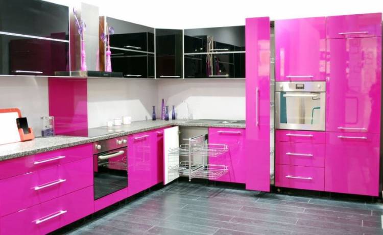 Розово-черная кухня
