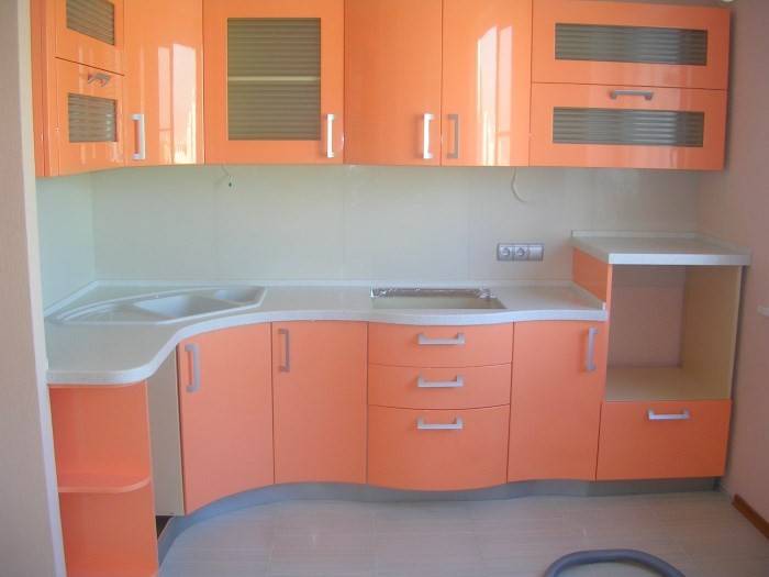 Какой цвет сочетается с персиковым в интерьере кухни?