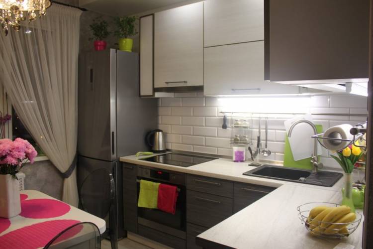 Дизайн кухонь с балконом: 74 фото в интерьере