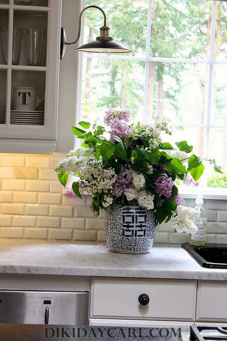 Искусственные цветы в интерьере кухни
