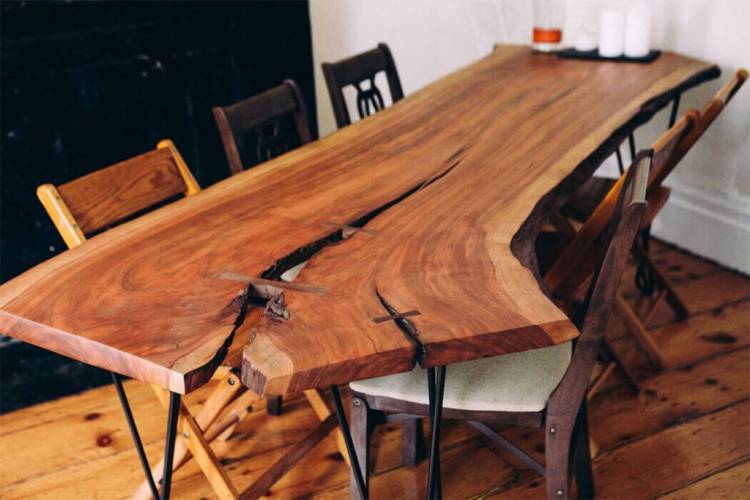 Деревянный обеденный стол на кухню
