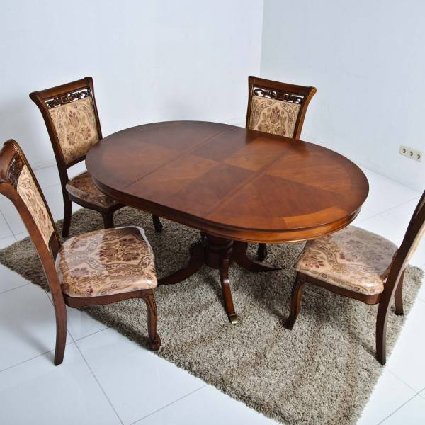 Обеденные деревянные кухонные столы