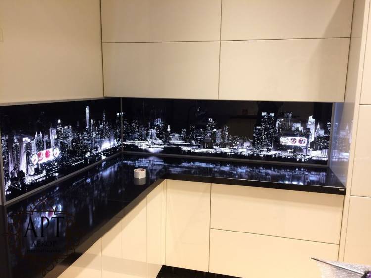 Кухонный фартук из стекла с подсветкой Ночной город