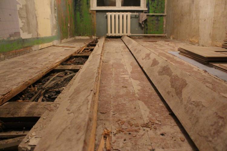 Демонтаж деревянного пола в квартире поэта