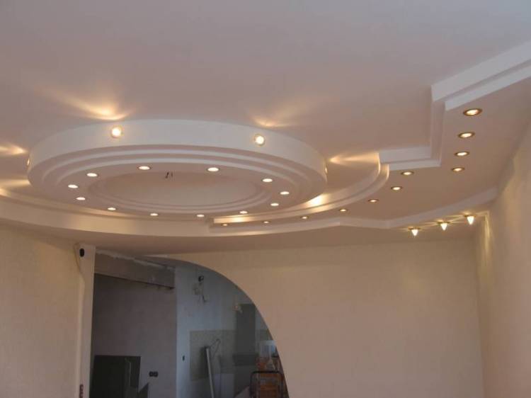Двухуровневый потолок натяжной с подсветкой в зал