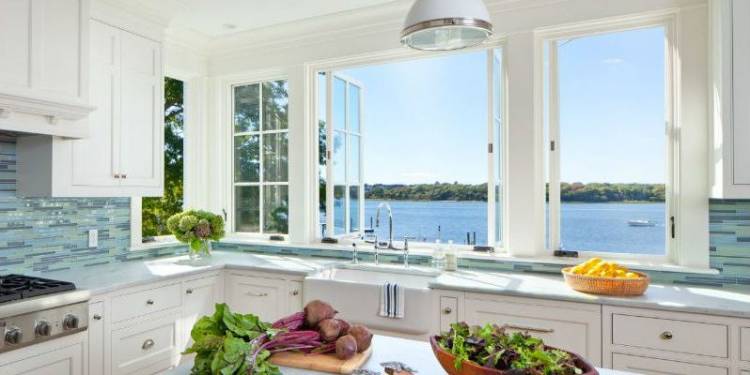 Дизайн кухни с окном или с двумя окнами