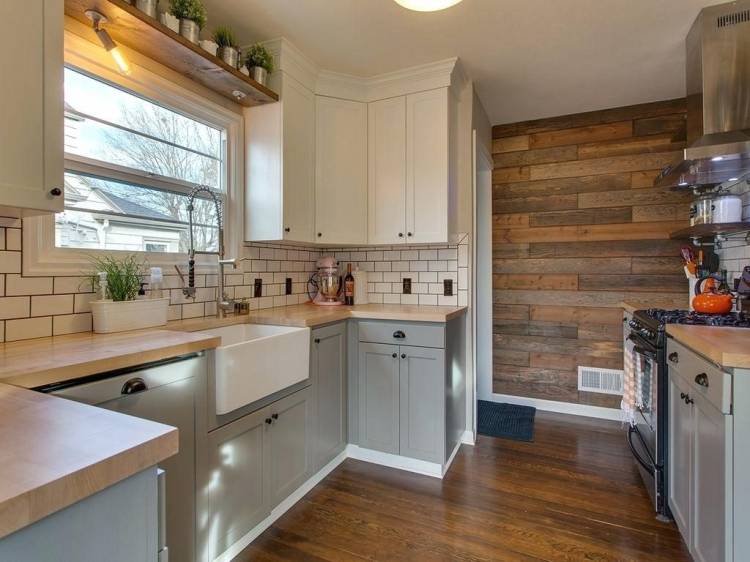 Кухня с белым и черно-белым фасадом и деревянной столешницей, кухонный гарнитур