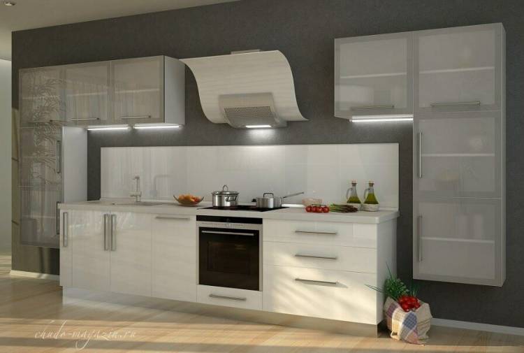 Кухня светлого цвета в современном стиле с алюминиевым профилем