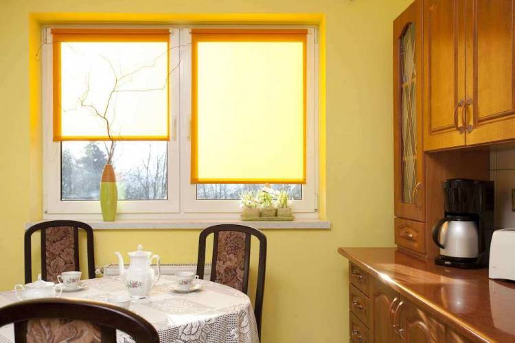 Как украсить окно на кухне шторами