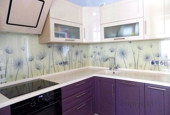 Фото скинали для кухни и фартуков из стекла на фиолетовой кух