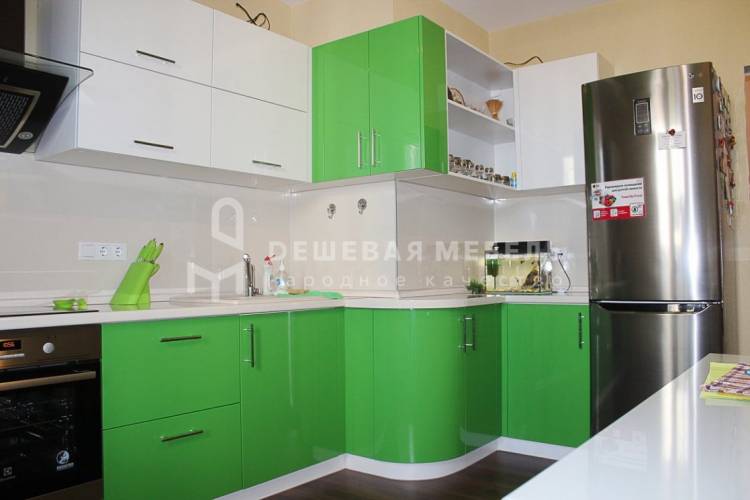 Угловая кухня из глянцевой эмали зеленого и белого цвет