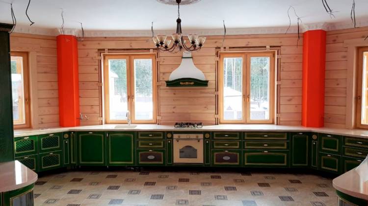 Зеленая кухня в доме в классическом стиле от фабрики Кухни Премьер