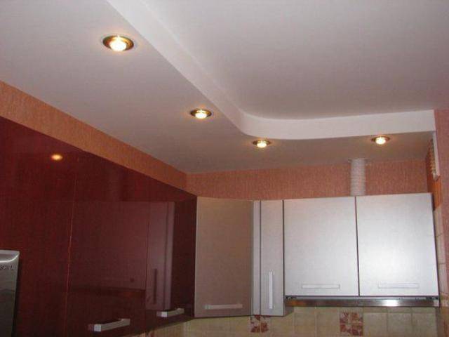 Гипсокартонный потолок на кухне с подсветкой
