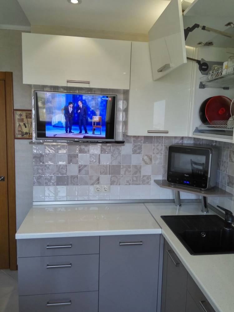 Угловая кухня с телевизором на ст