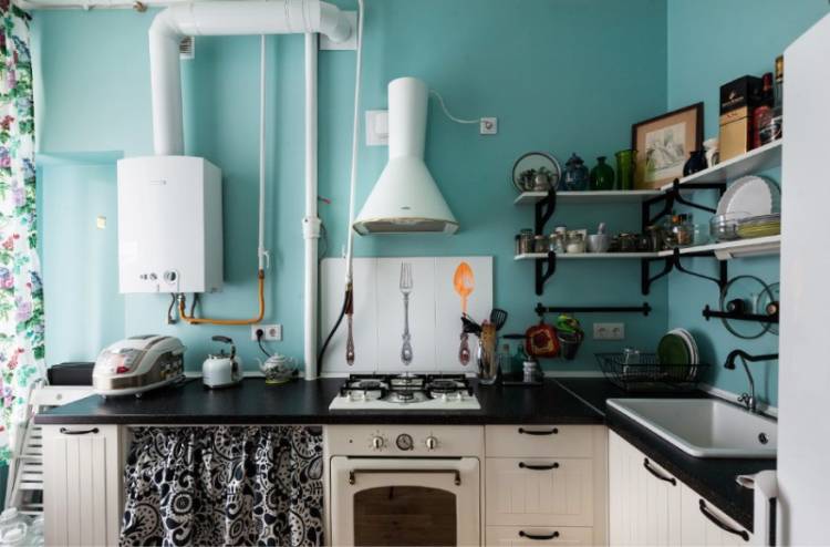 Стильный дизайн интерьера на кухне с газовой колонкой