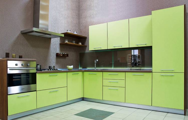 Зеленый кухонный гарнитур на заказ в современном стиле с полупеналом и встроенным холодильником