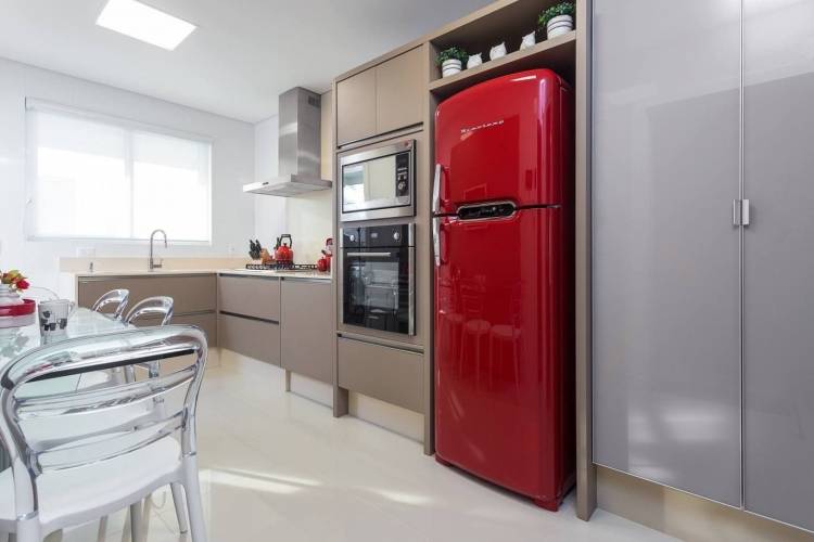 Дизайн кухонь с красным холодильником