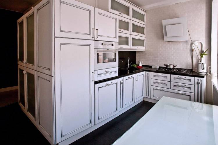 Современная кухня в классическом стиле Белая кухня, патина серебро из Современная класси