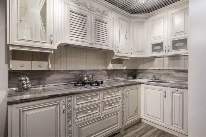 Белая кухня с патиной серебр
