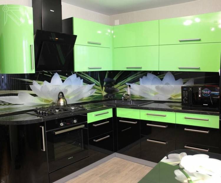 Черно-зеленая, угловая кухня с крашенными фасадами