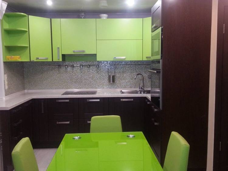 П-образная черно-зеленая кухня с фасадами пленка МДФ