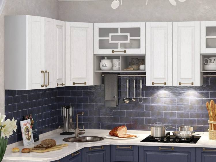 Кухня угловая белый верх синий низ с пеналом