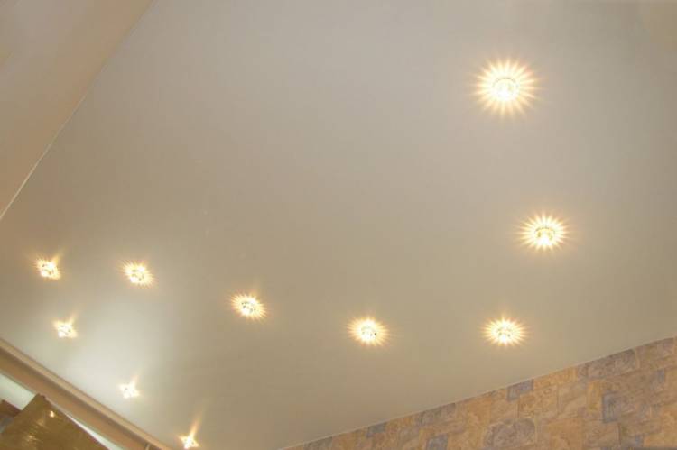 Расположение точечных светильников на натяжном потолк