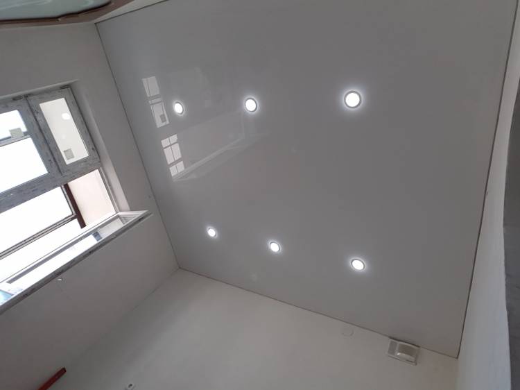 Варианты красивого расположения светильников на натяжном потолке в ванной, гостиной и коридор