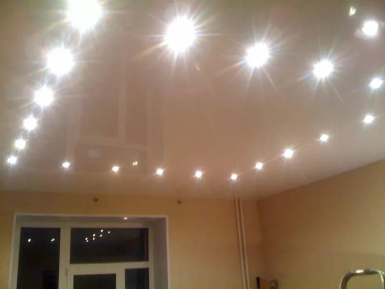 Натяжной потолок с точечными светильниками, как правильно расположить