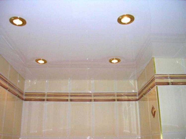 Расположение лампочек на натяжном потолке в зал