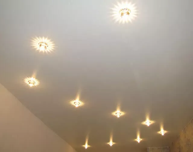 Как расположить светильники на натяжном потолк