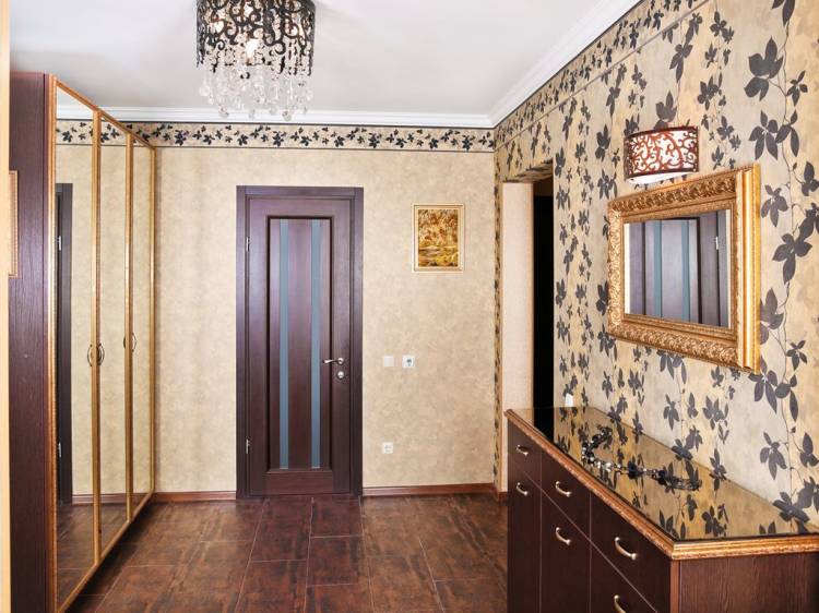 Дизайн коридора в квартире с комбинированными обоями двух цветов