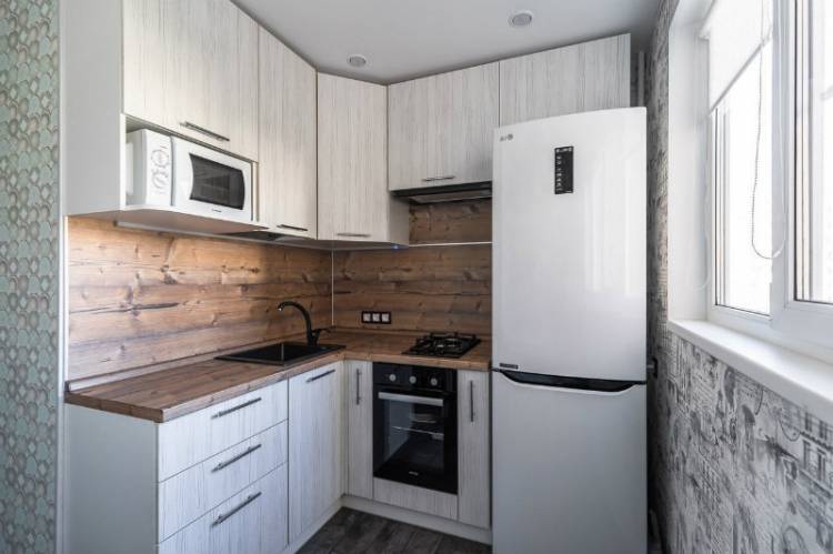 Дизайн маленькой кухни в хрущевке с газовой колонкой и холодильником