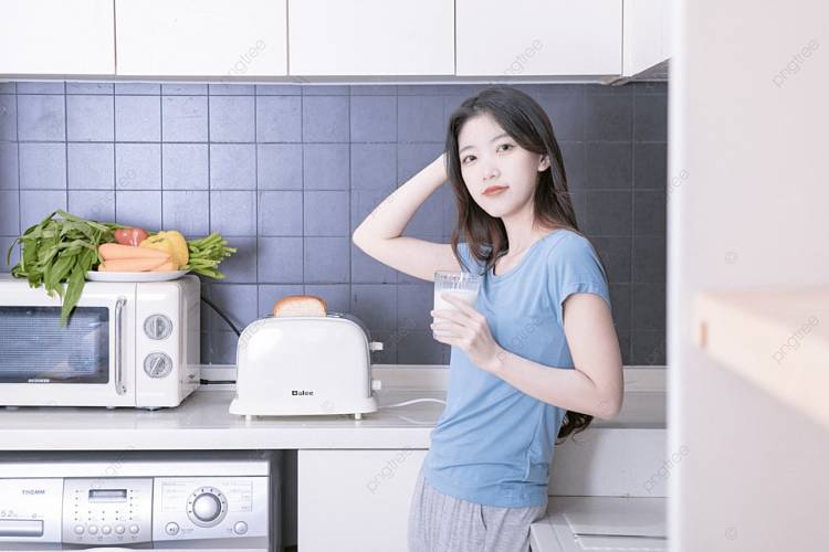 Девушка дома завтрак на кухне фотографируя молоко с изображением Фон И картинка для бесплатной загрузки