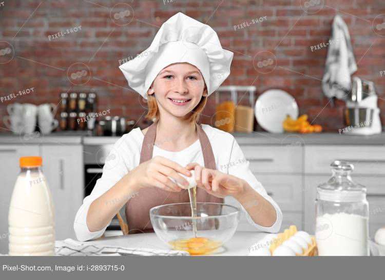 Симпатичная девушка готовит на кухне дом
