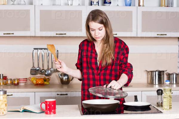 Фотография на тему Девушка готовит на кух