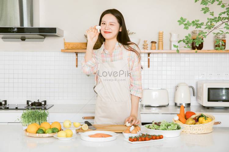 Домашняя девушка на кухне готовит обед изображение_Фото номер
