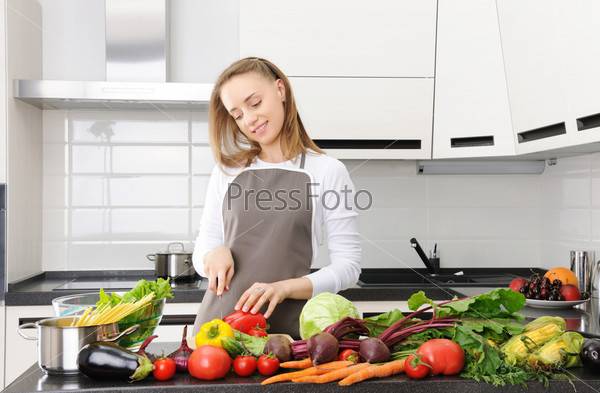 Фотография на тему Девушка готовит еду на кух