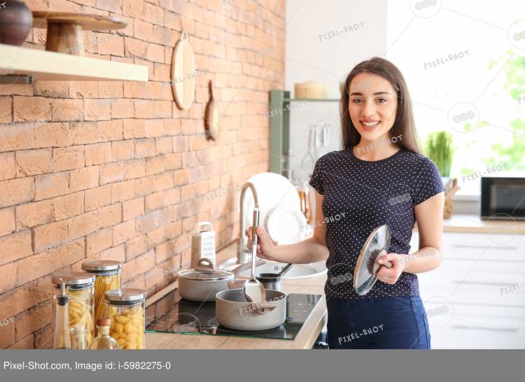 Красивая женщина готовит еду на кухне дом